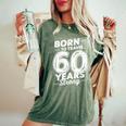 還暦祝い 旅行好き 父 母 男性 女性 60歳 レトロ おしゃれ 文字デザイン Born To Travel レディースオーバーサイズコンフォートTシャツ Moss