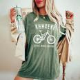 還暦祝い 自転車 マウンテンバイク ロードバイク好き 父 男性 女性 60歳 Older Wiser Faster レディースオーバーサイズコンフォートTシャツ Moss