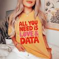 All You Need Is Love & Data Teacher コンピュータースプレッドシート レディースオーバーサイズコンフォートTシャツ Mustard