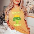 Broccoli Queen ブロッコリーの女王 ブロッコリー ベジタリアン・ベジタブル ブロッコリー レディースオーバーサイズコンフォートTシャツ Mustard