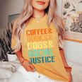 Coffee Books Dogsocial Justice レディースオーバーサイズコンフォートTシャツ Mustard