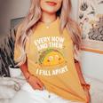 Every Now And Then I Fall Apart タコスユーモア レディースオーバーサイズコンフォートTシャツ Mustard