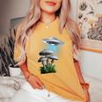 Ufo Hovering Over Weird Mushroomsci-Fi Magichrooms レディースオーバーサイズコンフォートTシャツ Mustard