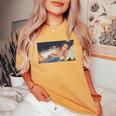 Girl On It 「ソファの上のセクシーなビキニモデル」 レディースオーバーサイズコンフォートTシャツ Mustard