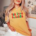 Groovy Our Teamleighs面白いクリスマスユーモア レディースオーバーサイズコンフォートTシャツ Mustard