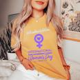 International Women's Day 2025 Accelerate Action Girls レディースオーバーサイズコンフォートTシャツ Mustard