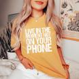 Live In The Moment Not On Your Phone Health Wellness レディースオーバーサイズコンフォートTシャツ Mustard