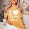I Love Lacey バレンタイン ガールフレンド 女の子 娘 ハート 妻 レディースオーバーサイズコンフォートTシャツ Mustard