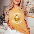 Monkey Never Cramp Eat A Banana レディースオーバーサイズコンフォートTシャツ Mustard