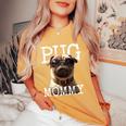 Pug Mommyパグ・マミー パグ・マム 犬のママ 母の日 パグ・ママ レディースオーバーサイズコンフォートTシャツ Mustard