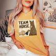 Team Horse 面白い馬のデザイン レディースオーバーサイズコンフォートTシャツ Mustard