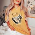 I Turn Coffee Into Chapters 本の虫 読書 レディースオーバーサイズコンフォートTシャツ Mustard
