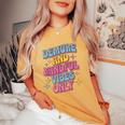 Very Demureery Mindfulibes Only Cute Retro Girls レディースオーバーサイズコンフォートTシャツ Mustard