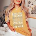 Wizard Job Title Quote English Teacher Camiseta extragrande cómoda para mujer Mustard