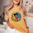 かわいいトップアフリカ系アメリカ人の黒人の女の子 レディースオーバーサイズコンフォートTシャツ Mustard