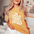 レトロ Groovy Im Lucila Doing Lucila Things 面白い母 レディースオーバーサイズコンフォートTシャツ Mustard