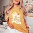 レトロ Groovy Im Wilow Doing Wilow Things おもしろ 母の日 レディースオーバーサイズコンフォートTシャツ Mustard