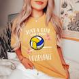 面白いバレーボール愛好家バレーボールを愛するただの女の子 レディースオーバーサイズコンフォートTシャツ Mustard