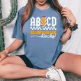 Ab Cd 2年生 ロックス 2年生 先生 男の子 女の子 キッズ レディースオーバーサイズコンフォートTシャツ Blue Jean