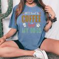 All I Need Is Coffee And My Dogs レディースオーバーサイズコンフォートTシャツ Blue Jean