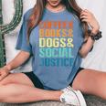 Coffee Books Dogsocial Justice レディースオーバーサイズコンフォートTシャツ Blue Jean