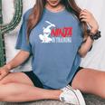 Ninja In Training 面白い忍者誕生日ギフト 男性 女性 子供 レディースオーバーサイズコンフォートTシャツ Blue Jean