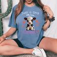 かわいい ホルスタイン 牛 の – ' Just A Girl Who Loves Cows ' デザイン レディースオーバーサイズコンフォートTシャツ Blue Jean