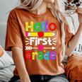 Hello First Grade Back Tochool 1St Day Of 1St Grade レディースオーバーサイズコンフォートTシャツ Yam