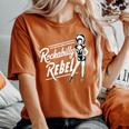 Rockabilly Rebel Pin-Up Girl In Dress Graphic レディースオーバーサイズコンフォートTシャツ Yam