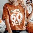 還暦祝い 旅行好き 父 母 男性 女性 60歳 レトロ おしゃれ 文字デザイン Born To Travel レディースオーバーサイズコンフォートTシャツ Yam