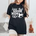 Livin' Thatoccer Mom Life ファニースポーツ 母の日 レディースオーバーサイズコンフォートTシャツ Black