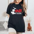 Ninja In Training 面白い忍者誕生日ギフト 男性 女性 子供 レディースオーバーサイズコンフォートTシャツ Black