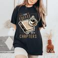 I Turn Coffee Into Chapters 本の虫 読書 レディースオーバーサイズコンフォートTシャツ Black