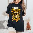 ガールズパグ犬愛好家 This Girl Loves Pugs レディースオーバーサイズコンフォートTシャツ Black