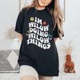 レトロ Groovy Im Wilow Doing Wilow Things おもしろ 母の日 レディースオーバーサイズコンフォートTシャツ Black