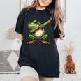 軽くたたくカエルの面白い動物のダンスギフト 男の子と女の子向け レディースオーバーサイズコンフォートTシャツ Black