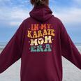 In My Karate Mom Era 面白い 空手 ママ ヴィンテージ 母の日 レディース オーバーサイズ パーカー バックプリント Maroon