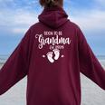 Soon To Be Grandma Est2026 Baby Grandma レディース オーバーサイズ パーカー バックプリント Maroon
