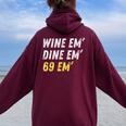 Wine Em Dine Em 69 Em 面白い セックス ジョーク 汚いユーモア レディース オーバーサイズ パーカー バックプリント Maroon