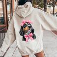 Coquette Bow Coonhound Dog Mom ピンクリボンガール レディース オーバーサイズ パーカー バックプリント Sand
