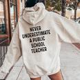 Never Underestimate A Publicchool Teacher Motivational レディース オーバーサイズ パーカー バックプリント Sand