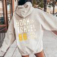 米寿祝い 旅行好き 父 母 男性 女性 88歳 レトロ おしゃれ 文字デザイン Born To Travel 長袖tシャツ レディース オーバーサイズ パーカー バックプリント Sand