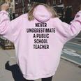 Never Underestimate A Publicchool Teacher Motivational レディース オーバーサイズ パーカー バックプリント Light Pink