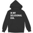 In My Delusional Era 面白い大人のユーモアの言葉 長袖tシャツ パーカー
