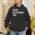 In My Delusional Era 面白い大人のユーモアの言葉 長袖tシャツ パーカー