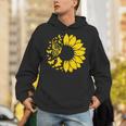 ひまわりと蝶のシルエット、自然の調和。 パーカー