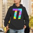カラフルな絞り染め 77歳の誕生日または77番のチームイベント パーカー