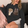 2匹の猫がミームを話す 長袖tシャツ パーカー
