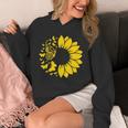 ひまわりと蝶のシルエット、自然の調和。 パーカー