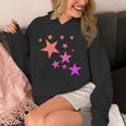 カラフルなオレンジピンクの星、流れ星柄デザイン。 Hoodie